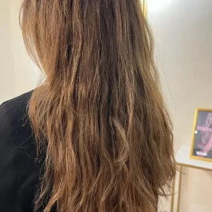 ein Mädchen mit rauem Haar
