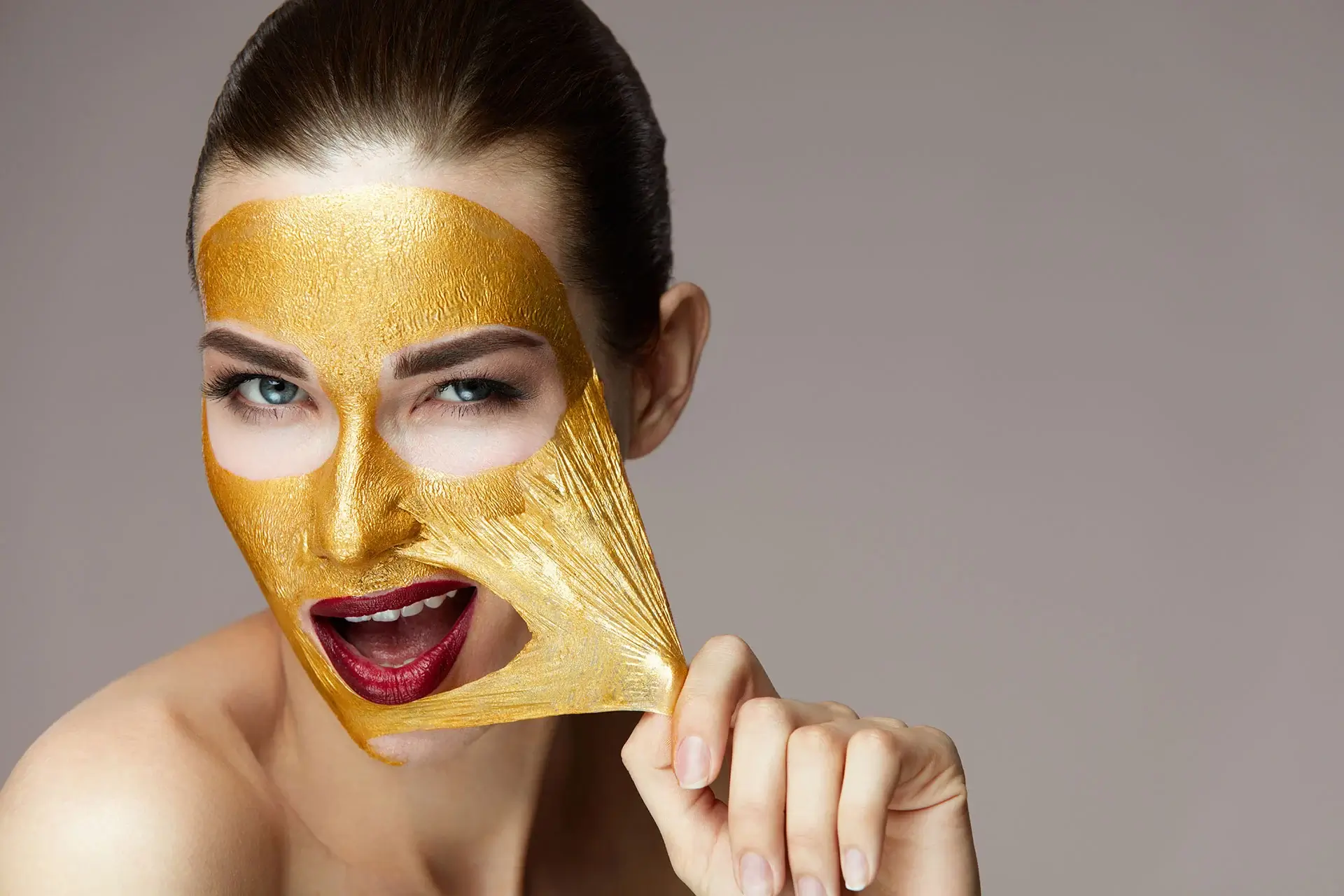 Bild einer Frau mit einer goldenen Maske