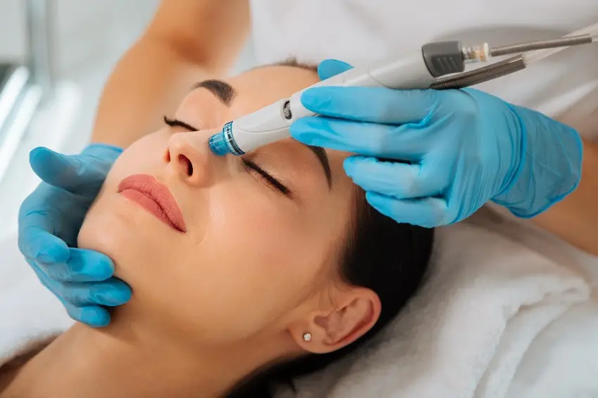 Pigmentflecken Behandlung Rheinfelden 1 Kosmetische Gesichtsbehandlung mit einem HydraFacial Handstück bei Future Beauty in Rheinfelden