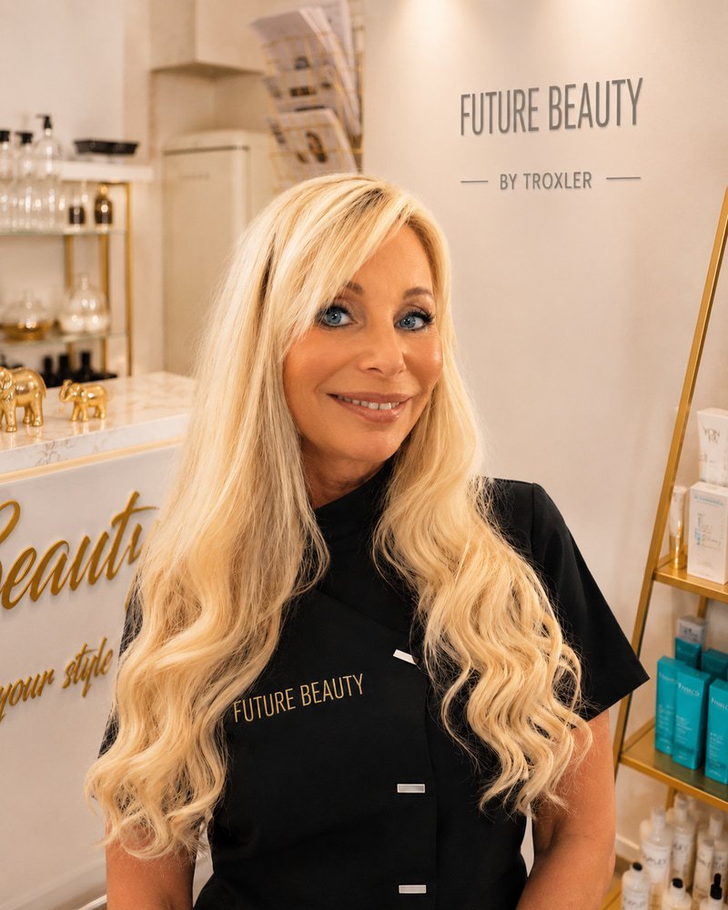 Sandra Troxler in schwarzer Arbeitskleidung im Studio von Future Beauty in Rheinfelden.